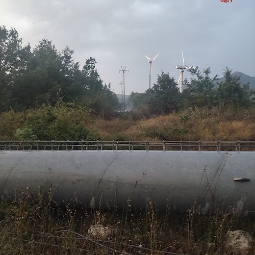 Maltempo, spaventoso temporale con raffiche di vento abbatte pala eolica a Campagna