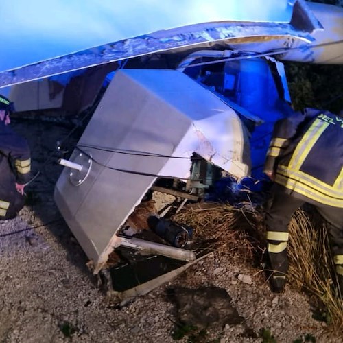Maltempo, spaventoso temporale con raffiche di vento abbatte pala eolica a Campagna