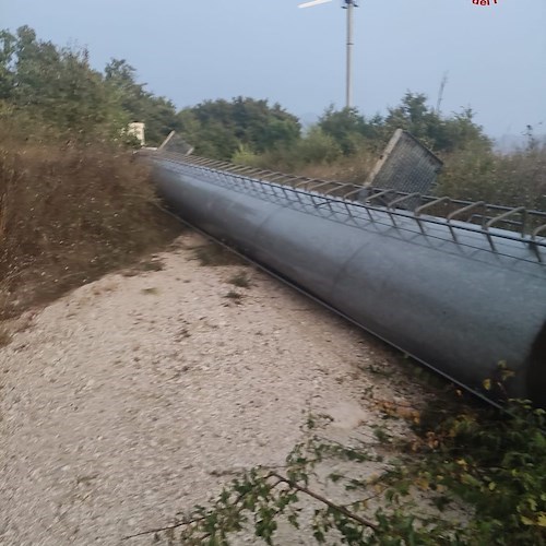 Maltempo, spaventoso temporale con raffiche di vento abbatte pala eolica a Campagna