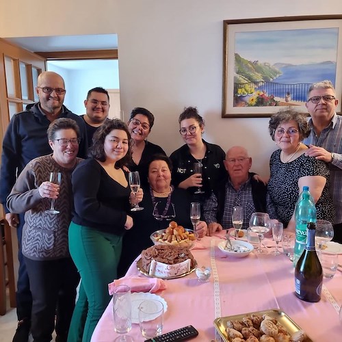 Mamma Agata compie 80 anni, una vita trascorsa ad accogliere turisti e vip nella sua scuola di cucina di Ravello