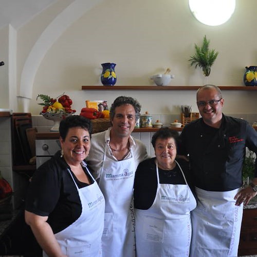 Mamma Agata compie 80 anni, una vita trascorsa ad accogliere turisti e vip nella sua scuola di cucina di Ravello