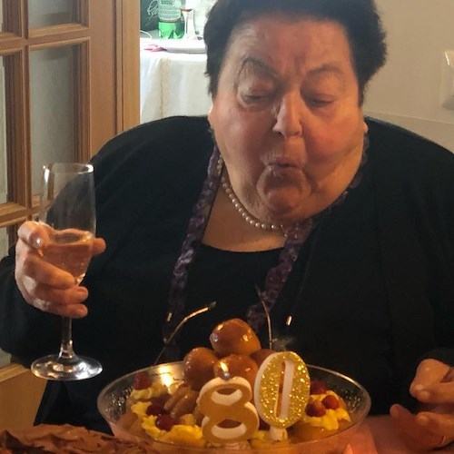 Mamma Agata compie 80 anni, una vita trascorsa ad accogliere turisti e vip nella sua scuola di cucina di Ravello