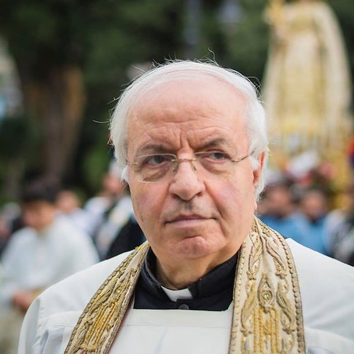 «Mancanza di rispetto per vittime Covid e persone in difficoltà», Don Nicola Mammato condanna i fuochi di Minori