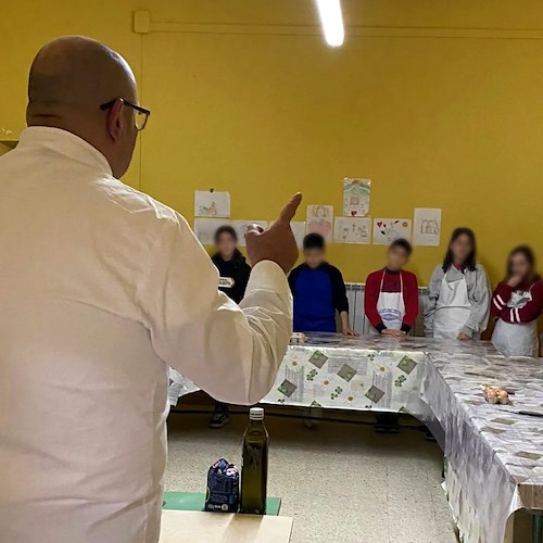 Mani in pasta all’Oratorio “Giovanni Paolo II”: ad Agerola il prof. Giovanni Cuomo insegna ai giovani a fare le tagliatelle