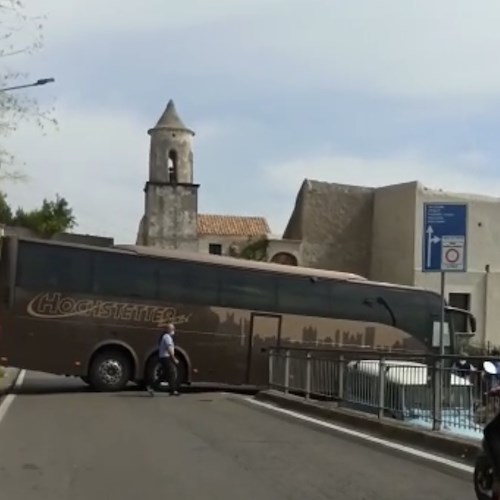 Manovra azzardata tra i tornanti della Costa d'Amalfi: bus turistico s’incastra a Conca. Traffico in tilt [FOTO]