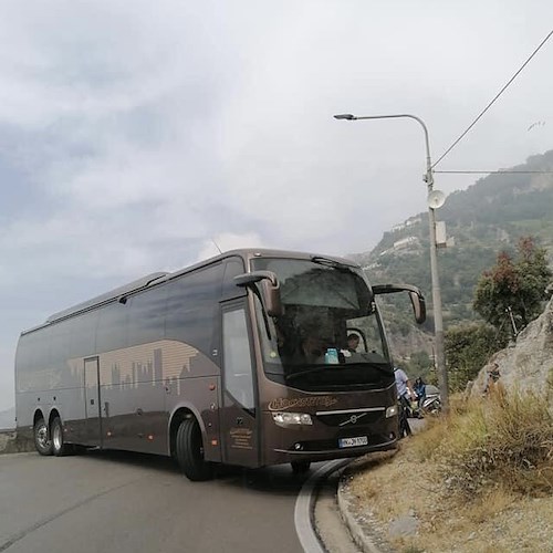 Manovra azzardata tra i tornanti della Costa d'Amalfi: bus turistico s’incastra a Conca. Traffico in tilt [FOTO]
