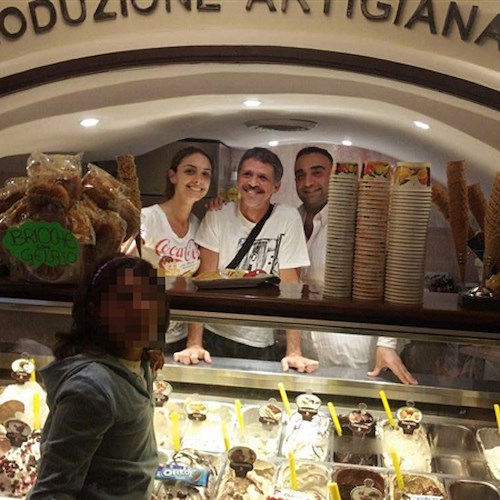Marco Morandi torna ad Amalfi: per il 'figlio d'arte' pausa golosa alla gelateria Porto Salvo /FOTO