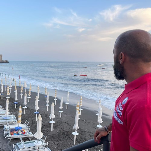 Mare agitato a Maiori. Bagnino salva bimbo trascinato dalla forza delle acque