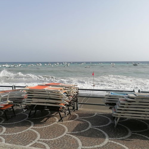 Mare agitato in Costiera: barca rischia di ribaltarsi ad Amalfi, traghetti interrotti /FOTO e VIDEO