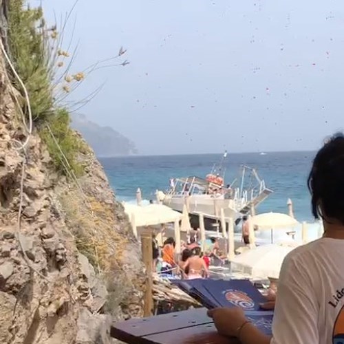 Mare agitato in Costiera: barca rischia di ribaltarsi ad Amalfi, traghetti interrotti /FOTO e VIDEO