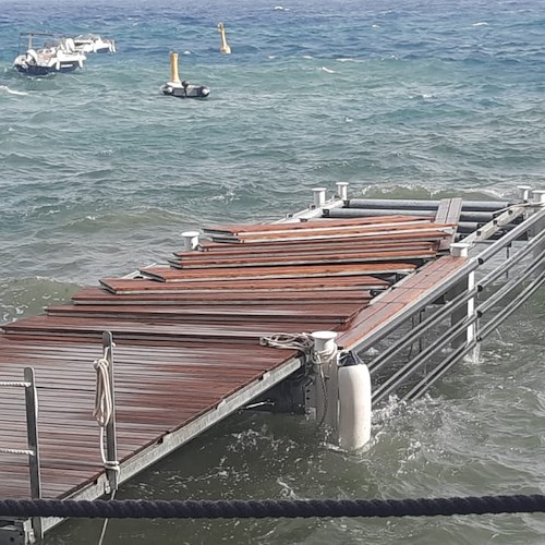 Mare agitato in Costiera: barca rischia di ribaltarsi ad Amalfi, traghetti interrotti /FOTO e VIDEO