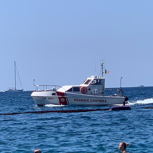 Mareggiata improvvisa in Costa d’Amalfi: Guardia Costiera interviene per diportisti e bagnanti in difficoltà tra Positano, Vietri sul Mare e Maiori 