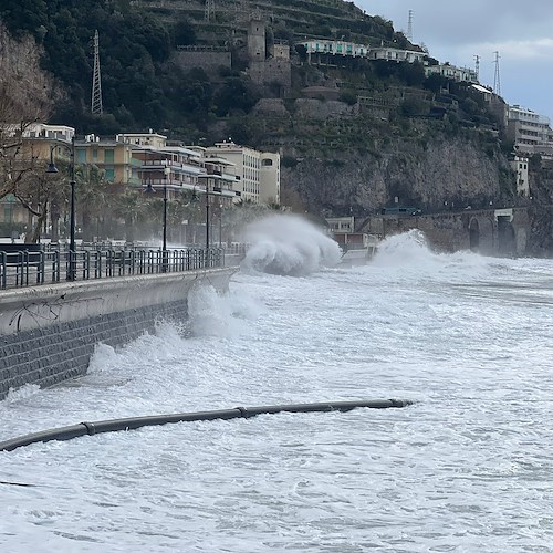 Mareggiata solleva basolato Darsena ad Amalfi, a Maiori onde staccano condotta fognaria