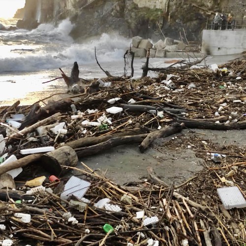 Mareggiata trascina tronchi e plastica sulle spiagge della Costa d’Amalfi: i cittadini raccolgono rifiuti inquinanti [FOTO/VIDEO]