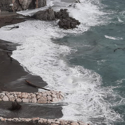Mareggiata trascina tronchi e plastica sulle spiagge della Costa d’Amalfi: i cittadini raccolgono rifiuti inquinanti [FOTO/VIDEO]