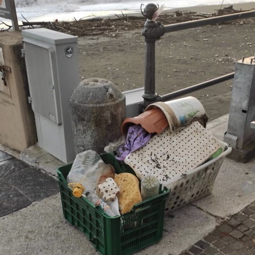 Mareggiata trascina tronchi e plastica sulle spiagge della Costa d’Amalfi: i cittadini raccolgono rifiuti inquinanti [FOTO/VIDEO]
