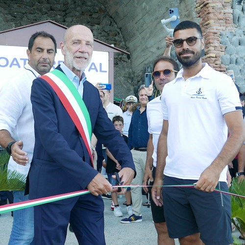 Marina di Atrani è finalmente realtà: dopo la cerimonia una coppia di sposi inglesi "inaugura" il nuovo approdo /FOTO e VIDEO