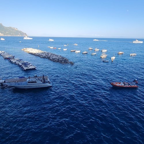 Marina di Atrani è finalmente realtà: dopo la cerimonia una coppia di sposi inglesi "inaugura" il nuovo approdo /FOTO e VIDEO