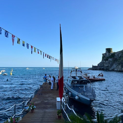 Marina di Atrani è finalmente realtà: dopo la cerimonia una coppia di sposi inglesi "inaugura" il nuovo approdo /FOTO e VIDEO