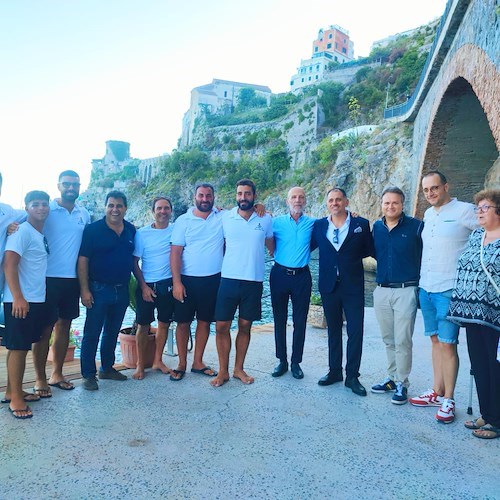 Marina di Atrani è finalmente realtà: dopo la cerimonia una coppia di sposi inglesi "inaugura" il nuovo approdo /FOTO e VIDEO