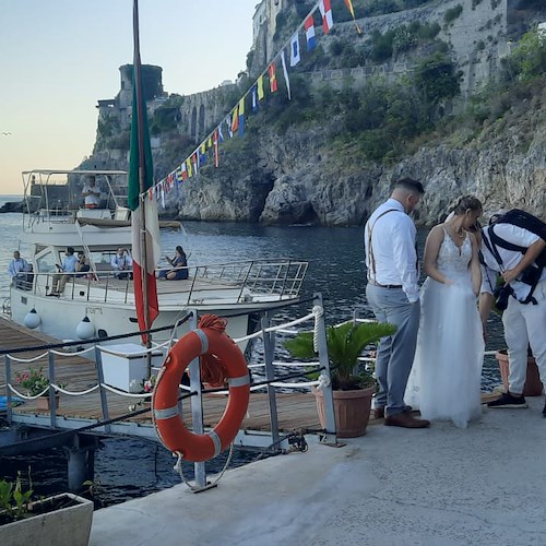 Marina di Atrani è finalmente realtà: dopo la cerimonia una coppia di sposi inglesi "inaugura" il nuovo approdo /FOTO e VIDEO