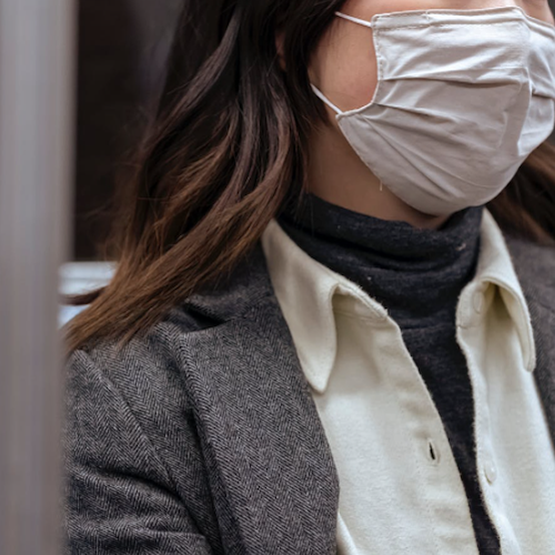 Mascherine al chiuso, Costa: «Dal 1° maggio si passerà da obbligo a raccomandazione, con alcune eccezioni»