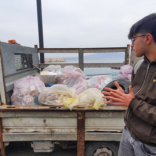 Massa Lubrense, raccolti e smaltiti 250kg di rifiuti spiaggiati nell’area marina di Puolo