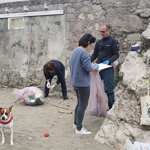 Massa Lubrense, raccolti e smaltiti 250kg di rifiuti spiaggiati nell’area marina di Puolo