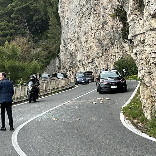 Masso si stacca dal Costone