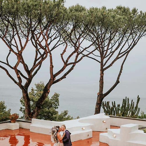 Matrimonio da sogno in Costiera Amalfitana per Dani Goldstein: l'amazzone delle piume arriva con super yacht [FOTO]