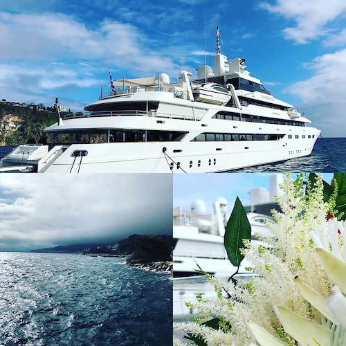 Matrimonio da sogno in Costiera Amalfitana per Dani Goldstein: l'amazzone delle piume arriva con super yacht [FOTO]