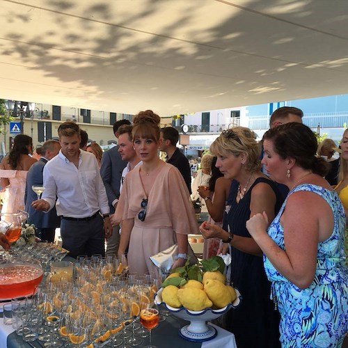 Matrimonio inglese sul pontile di Minori: dopo il rinfresco i festeggiamenti a Ravello nel giorno di San Pantaleone