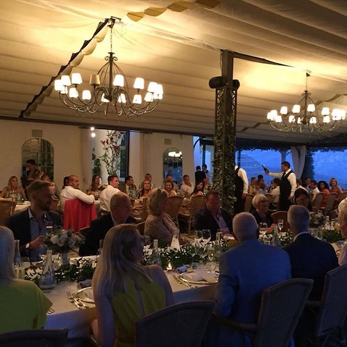 Matrimonio inglese sul pontile di Minori: dopo il rinfresco i festeggiamenti a Ravello nel giorno di San Pantaleone