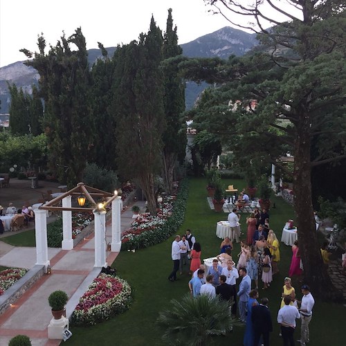 Matrimonio inglese sul pontile di Minori: dopo il rinfresco i festeggiamenti a Ravello nel giorno di San Pantaleone