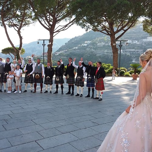 Matrimonio scozzese a Ravello, kilt e cornamuse in piazza per una sposa da favola [FOTO]