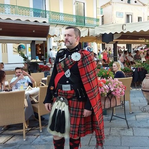 Matrimonio scozzese a Ravello, kilt e cornamuse in piazza per una sposa da favola [FOTO]