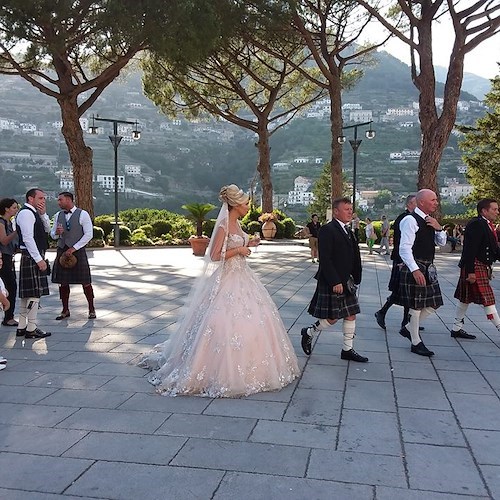 Matrimonio scozzese a Ravello, kilt e cornamuse in piazza per una sposa da favola [FOTO]