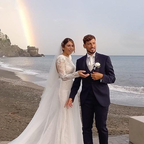 Matrimonio sotto la pioggia per Marco e Marina: dopo la messa arriva un meraviglioso arcobaleno