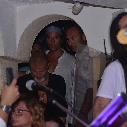 Matthew McConaughey raggiunge DiCaprio a Capri: serata di divertimento all'Anema e Core [FOTO e VIDEO]