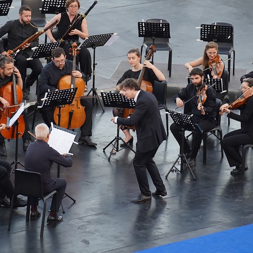 Maxim Emelyanychev e il Pomo d’Oro portano Mozart nel Giardino di Klingsor e chiudono con successo il weekend del Ravello Festival 
