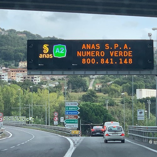 Mezzo pesante si ribalta sull’A2, chiusa carreggiata in direzione Salerno all'altezza di Polla /RIAPERTA