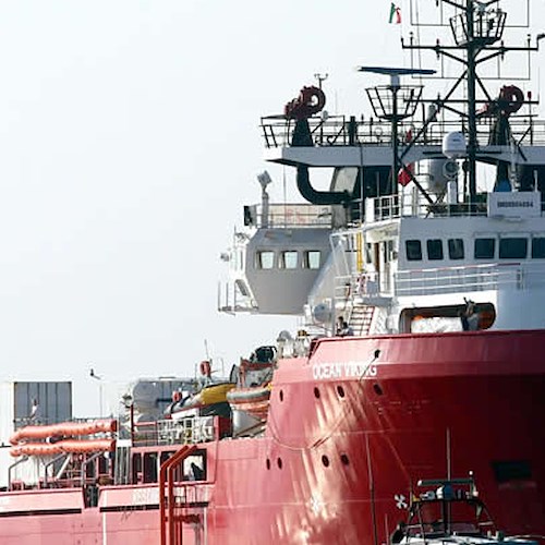 Migranti, arriva la prima direttiva del ministro Piantedosi: Viminale valuta il blocco di due navi Ong