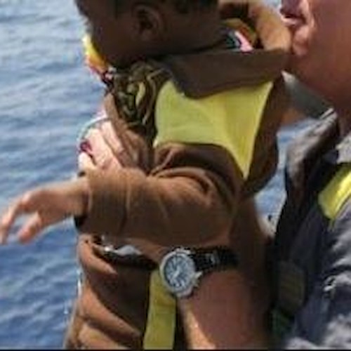 Migranti: finanziere di Vietri sul Mare salva mamma e neonato in Calabria
