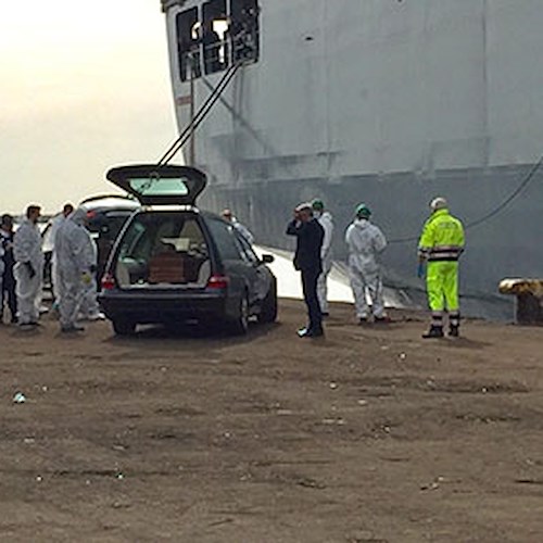 Migranti, sbarco choc a Salerno: a bordo 26 donne morte