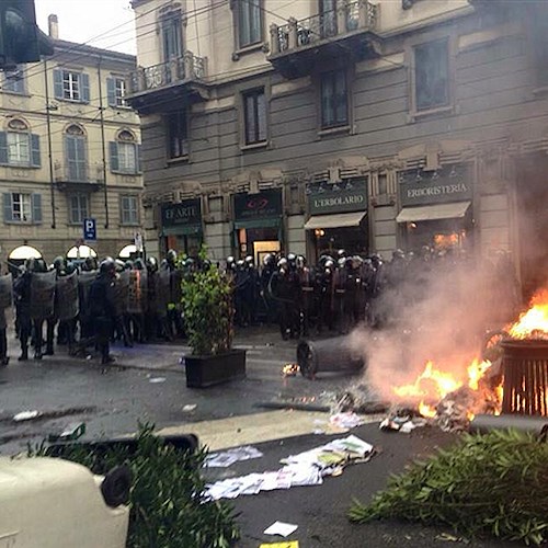 Milano: No-Expo è guerriglia in strada con auto incendiate e persone chiuse in casa