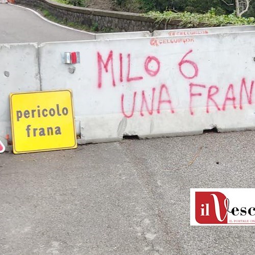 "Milo sei una frana!", sui new jersey che sbarrano strada a Furore una scritta forse indirizzata al Sindaco