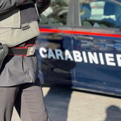 Minaccia di morte i familiari per avere soldi poi accoltella Carabinieri, arrestato 34enne nel salernitano