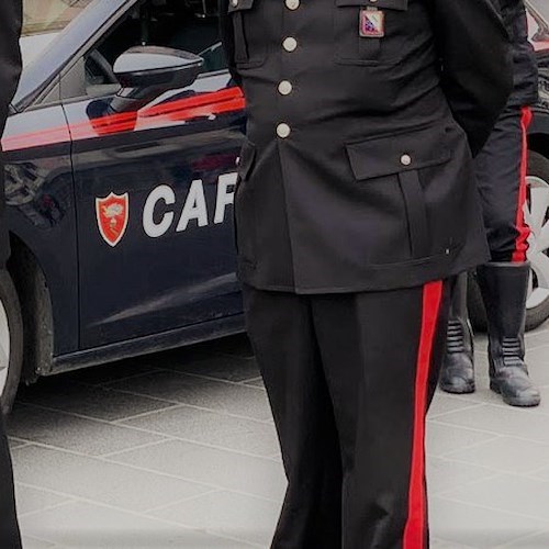 Minaccia di morte i familiari per avere soldi poi accoltella Carabinieri, arrestato 34enne nel salernitano