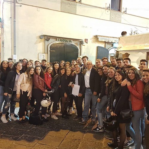 Ministra Fedeli a colloquio con studenti del Marini-Gioia: recepisce loro istanze seduta su scale Duomo [FOTO]