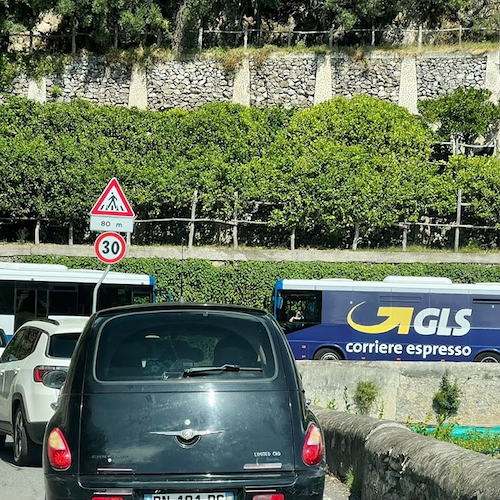 Minoranze della Costa d’Amalfi su targhe alterne: «Non può decidere ANAS. Chiediamo al Prefetto tavolo di coordinamento su viabilità»